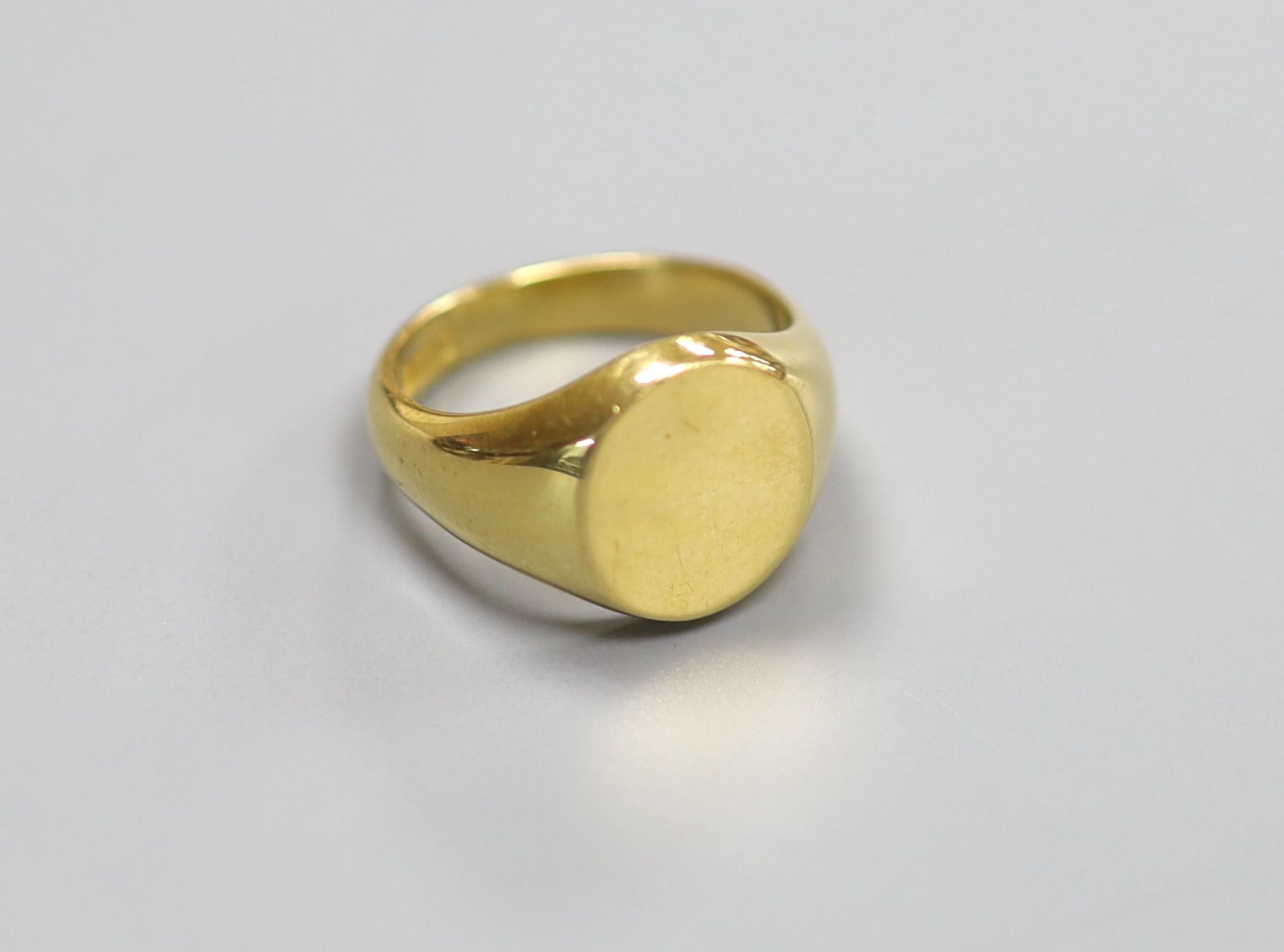 A modern 18ct gold small signet ring, size G